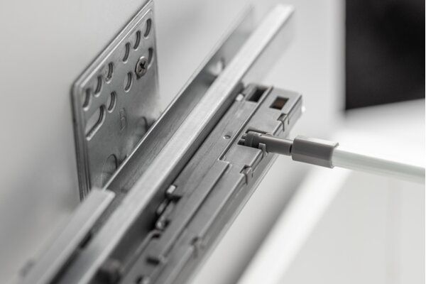 Висувна система AXIS PRO Push to open l-550 мм середній H120 Білий PB-AXISPRO-P2O-KPL600D2 фото